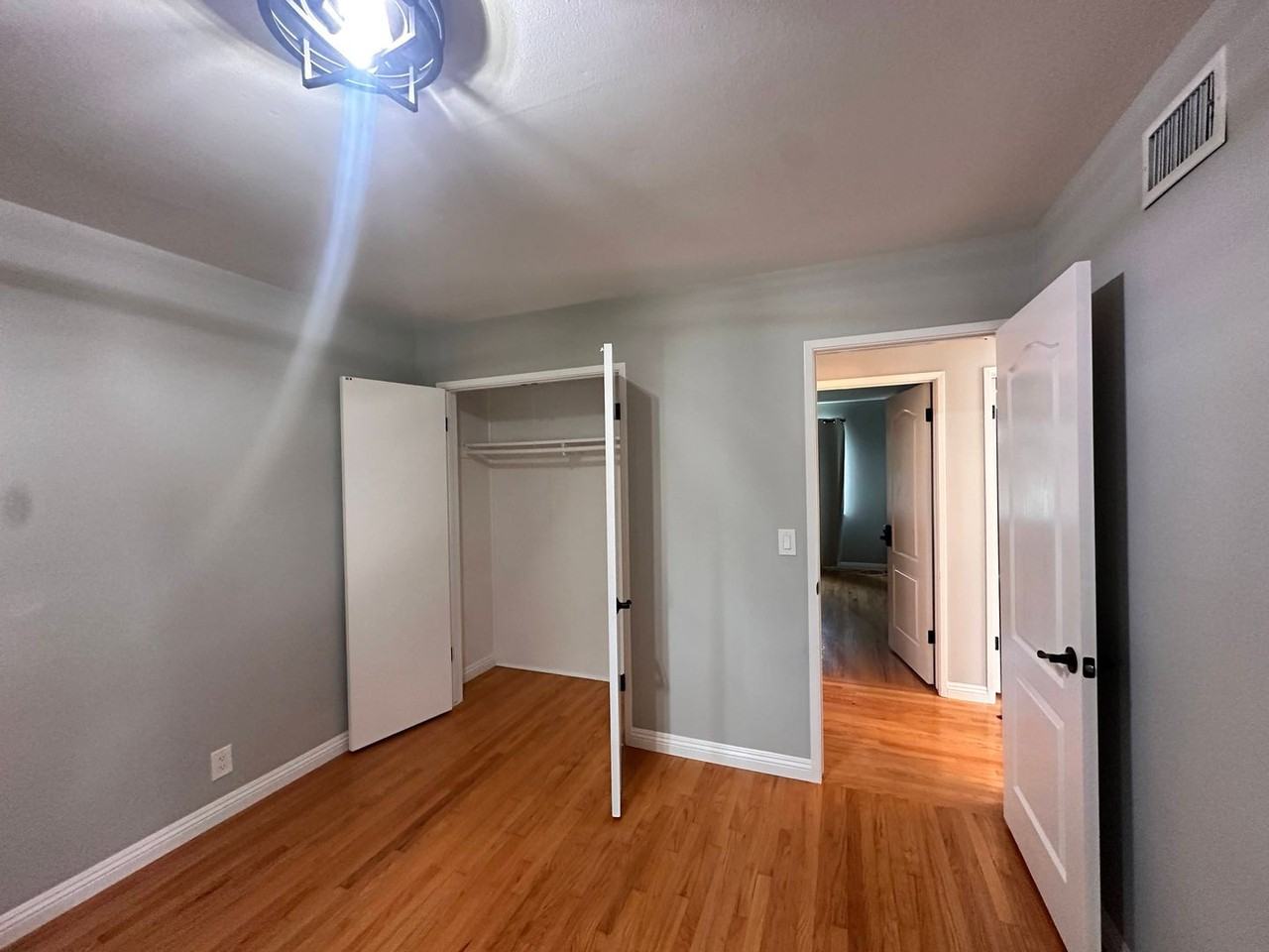 1211 S Oakhaven Dr - Photo 3 of 16