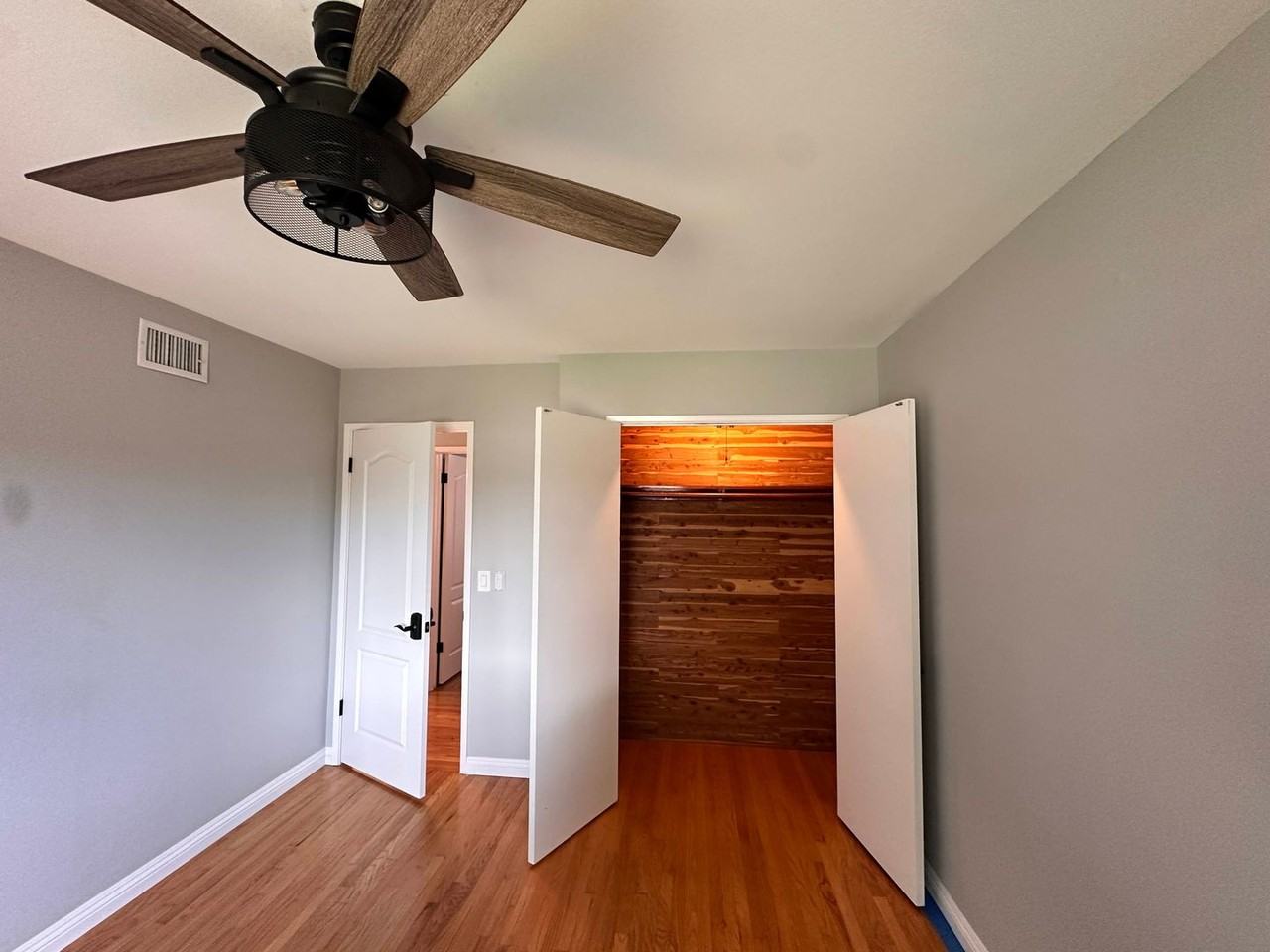 1211 S Oakhaven Dr - Photo 5 of 16