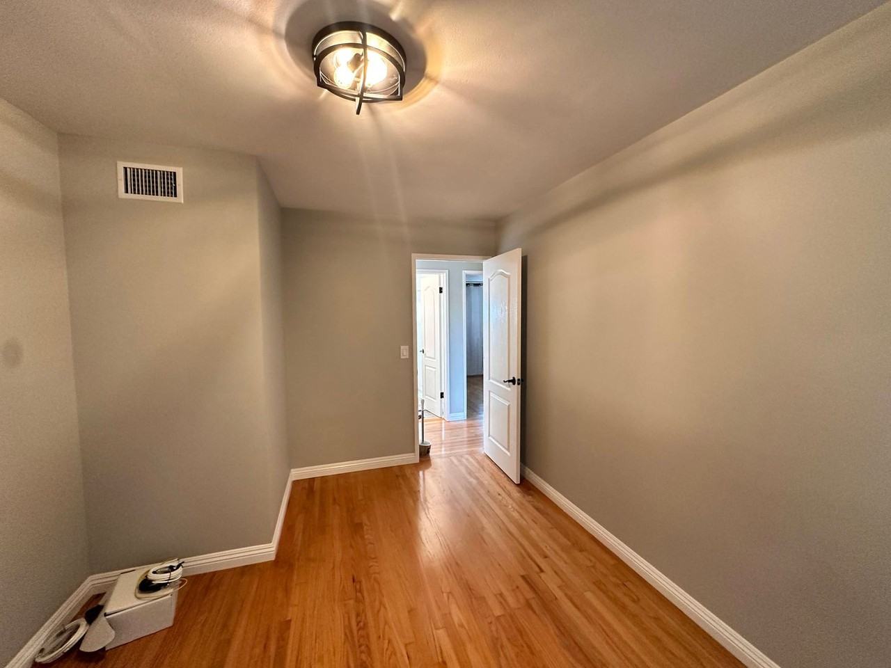 1211 S Oakhaven Dr - Photo 4 of 16