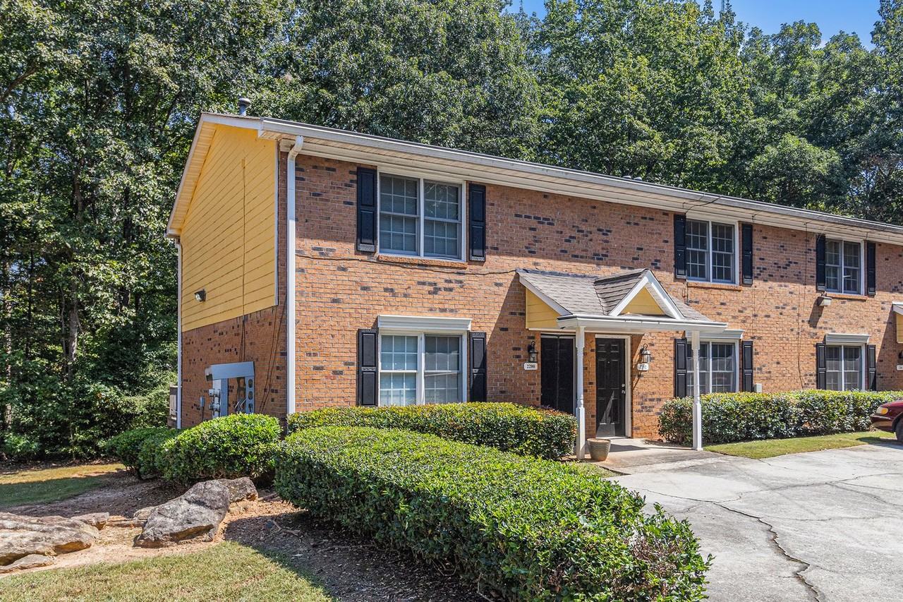 2202 Highpoint Rd - Photo 2 of 22