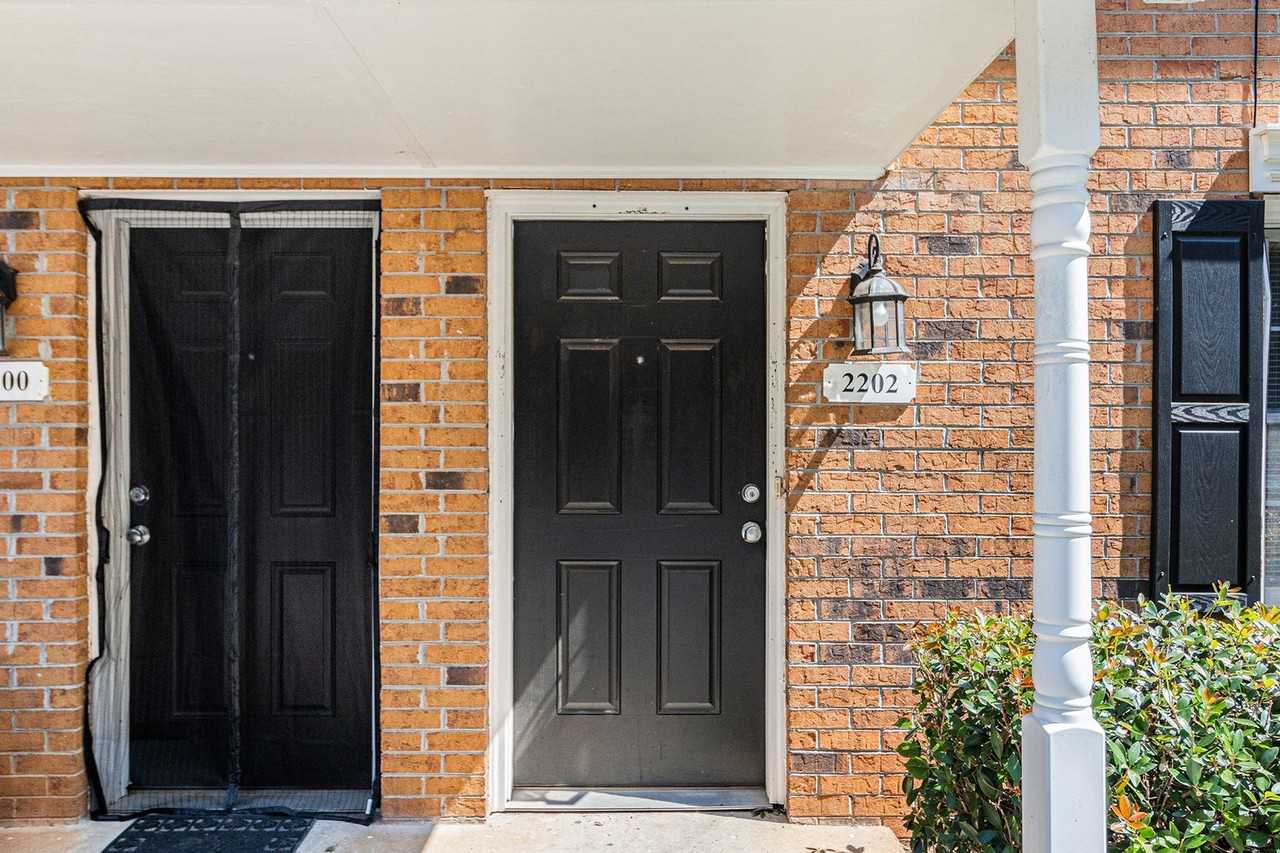 2202 Highpoint Rd - Photo 3 of 22