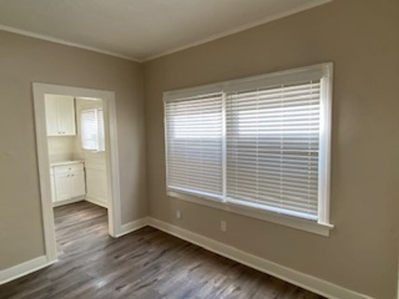 832 W. Florence Avenue - Photo 3 of 7