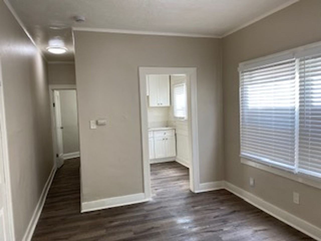 832 W. Florence Avenue - Photo 4 of 7