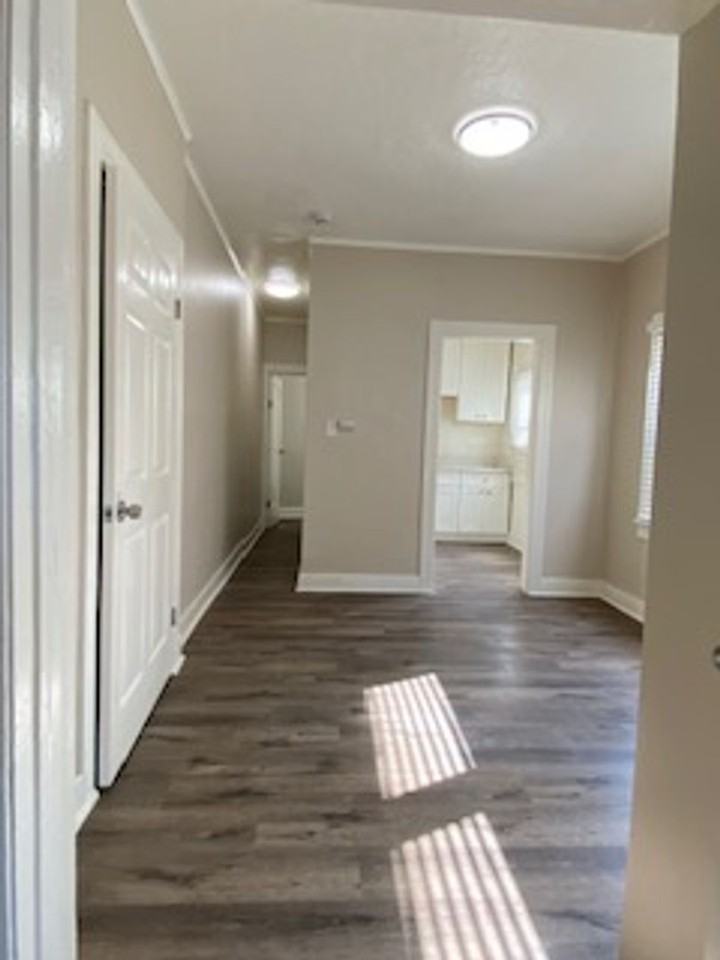 832 W. Florence Avenue - Photo 5 of 7