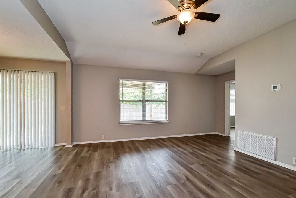 1009 Springcreek Dr - Photo 5 of 16