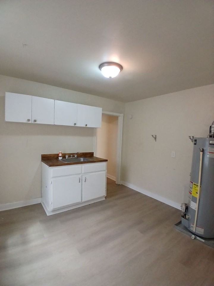 1133 Gerard St - Photo 4 of 11