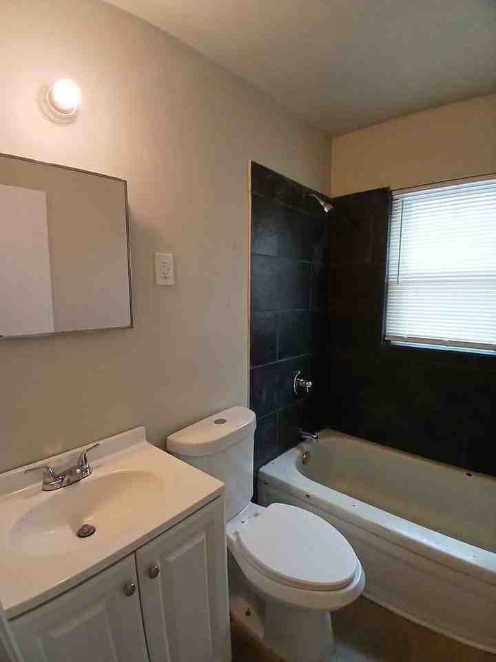 1133 Gerard St - Photo 5 of 11