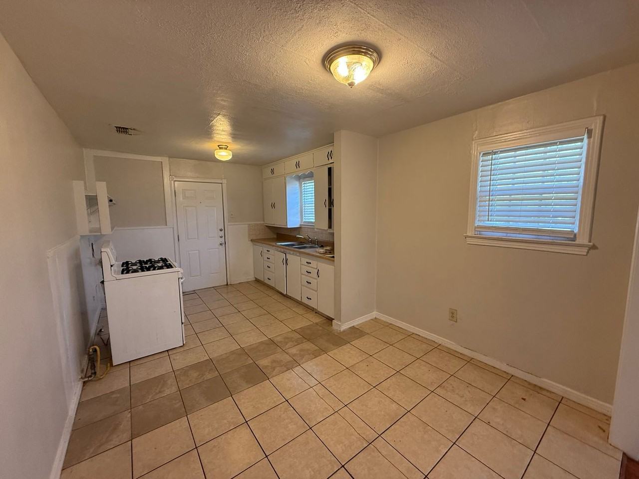 2603 35th St - Photo 3 of 7