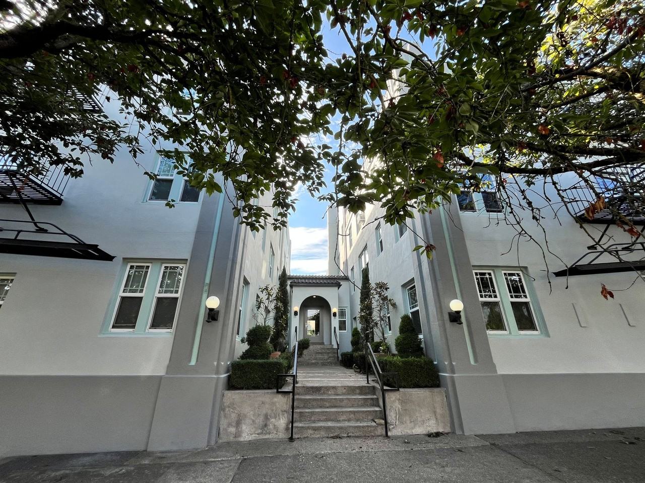 Castle Manor by Star Metro - Photo 2 of 4