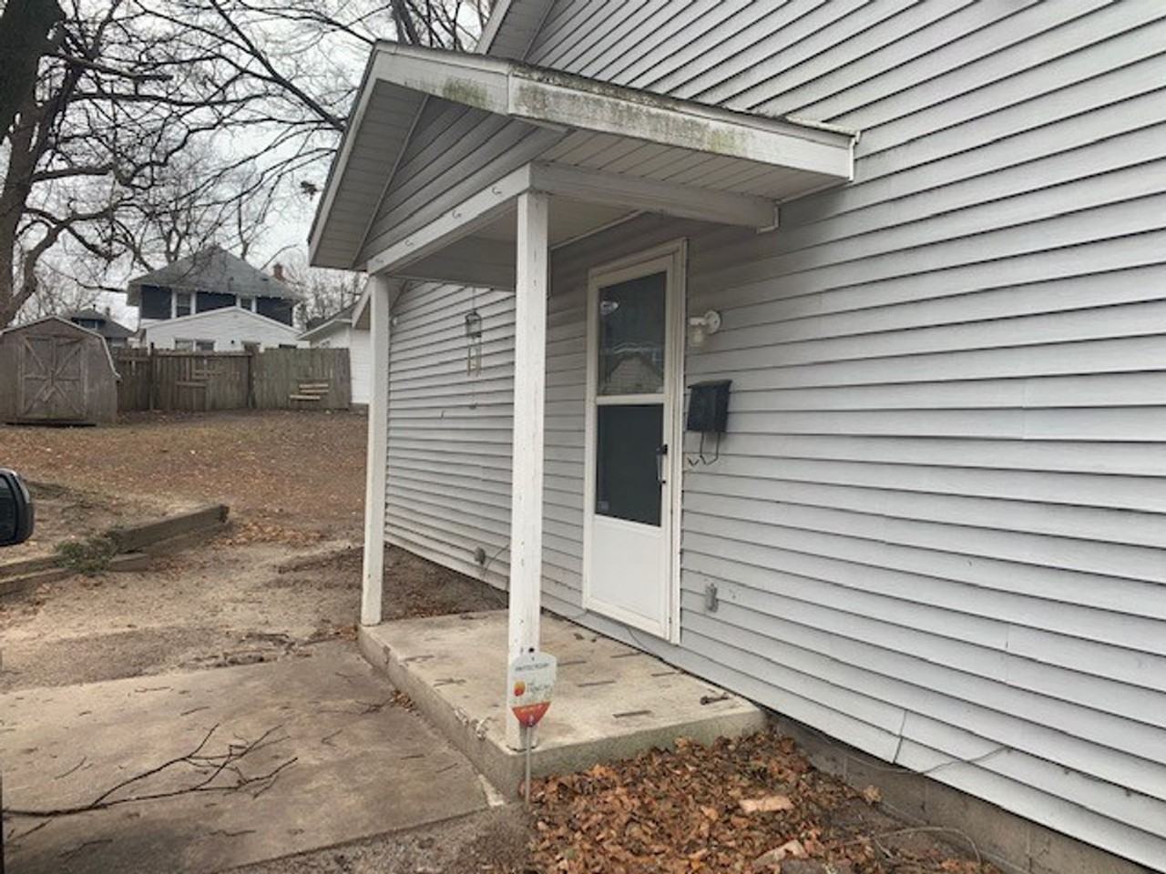 1114 Dunham St Se - Photo 2 of 8