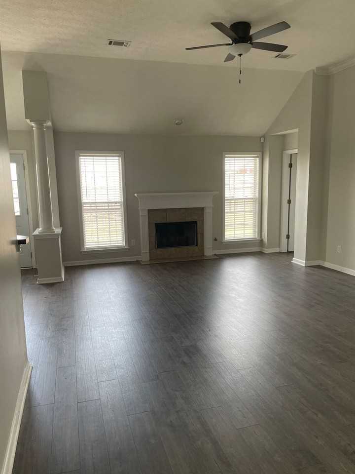 1978 Regent Rd - Photo 3 of 11