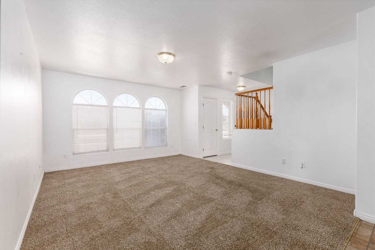 1097 N 1570 W - Photo 4 of 20