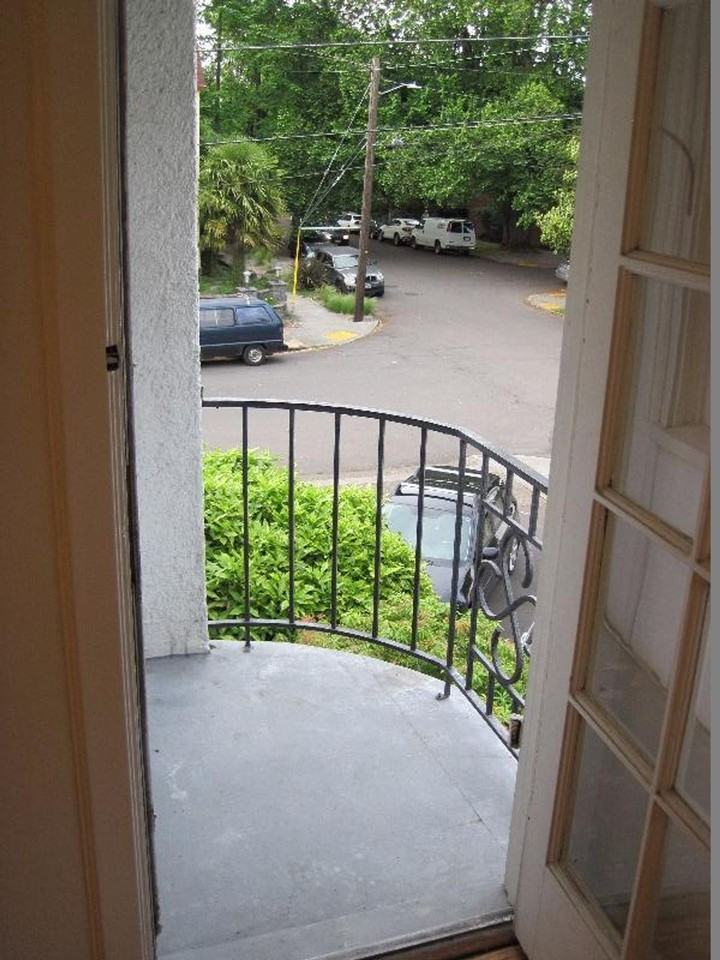 Halsey Villa Apartments - Photo 6 of 19