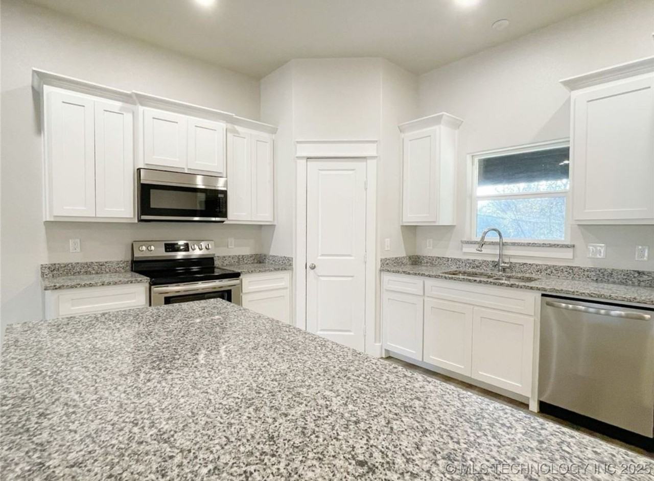 100 Watch Hill Dr - Photo 3 of 10