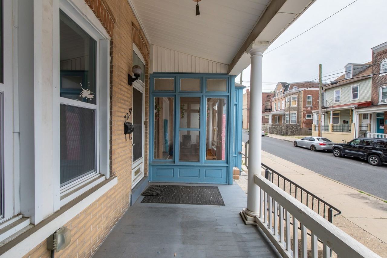 325 1/2 N Franklin St - Photo 2 of 33