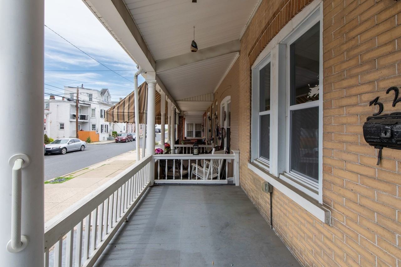325 1/2 N Franklin St - Photo 3 of 33