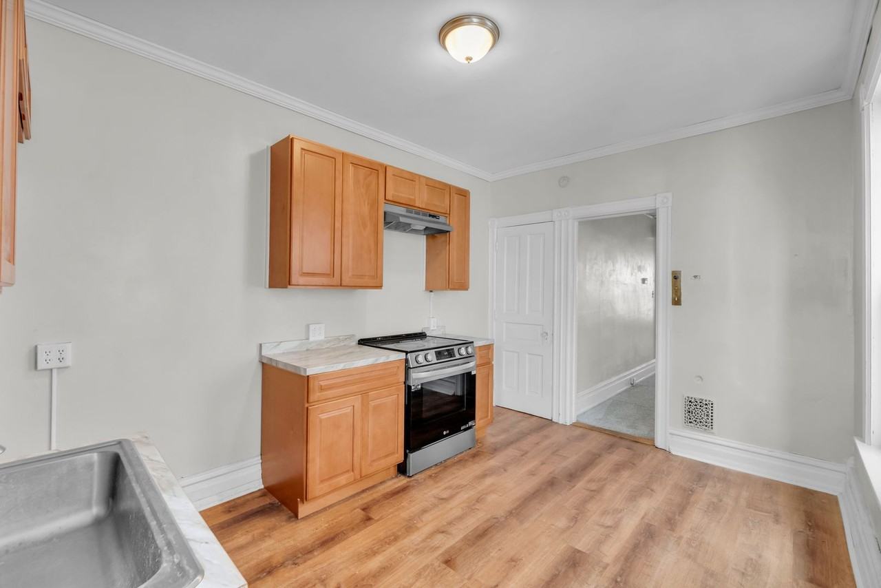 325 1/2 N Franklin St - Photo 5 of 33