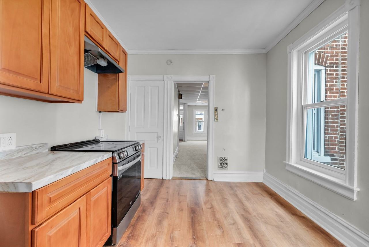 325 1/2 N Franklin St - Photo 6 of 33
