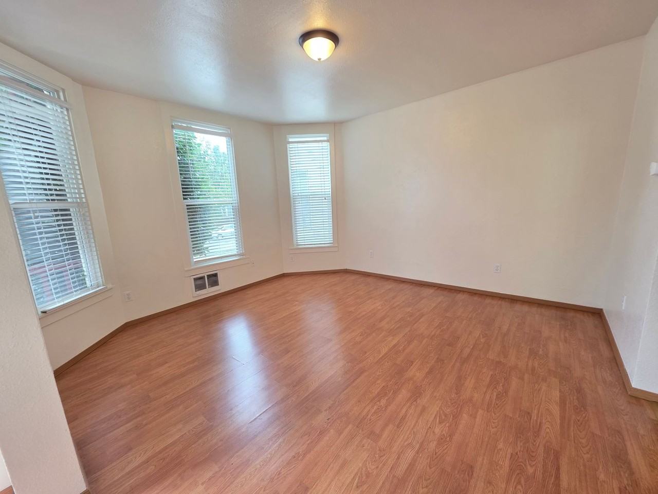 616 S Ainsworth Ave - Photo 2 of 6