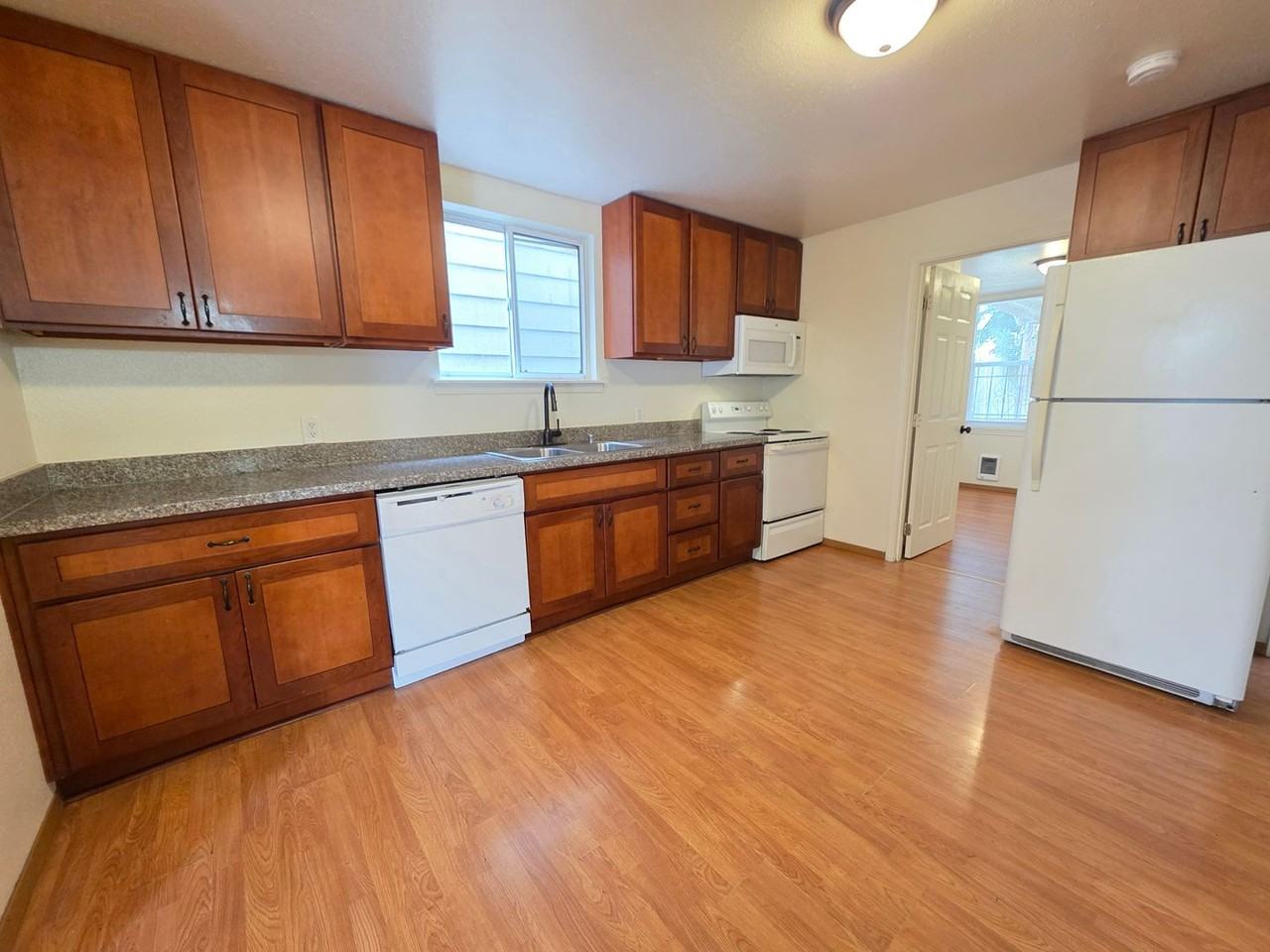 616 S Ainsworth Ave - Photo 3 of 6