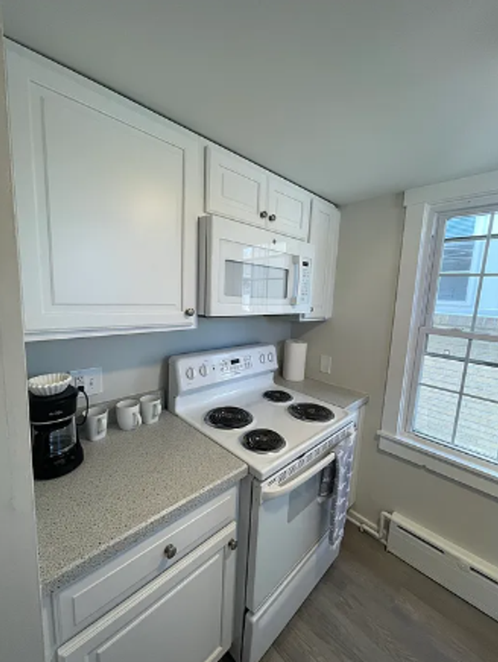 301 E 10th St - Photo 3 of 3