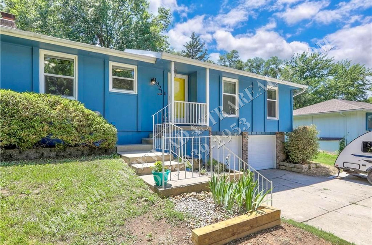 1921 Sw 4th St - Photo 3 of 37