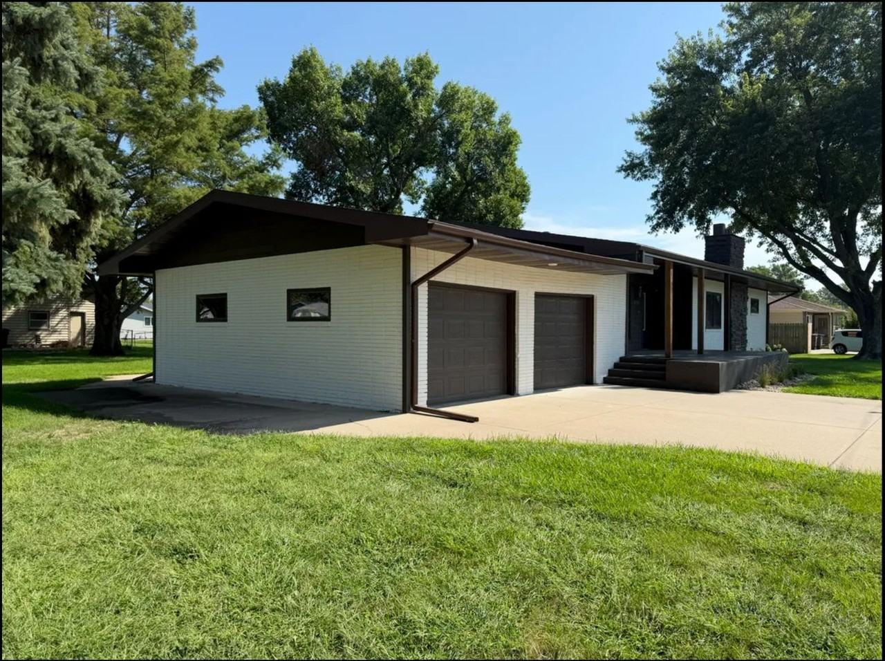 2416 W 9th St - Photo 2 of 16