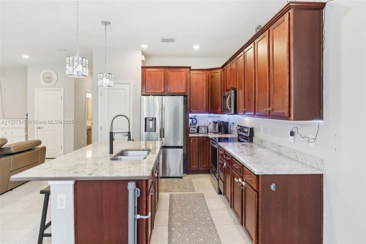 1402 Myrtle Oak Ter - Photo 2 of 50