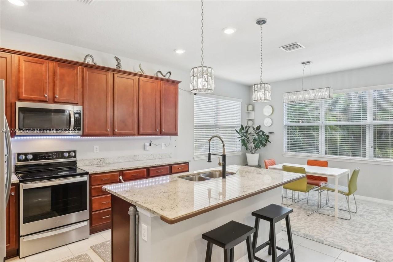 1402 Myrtle Oak Ter - Photo 3 of 50