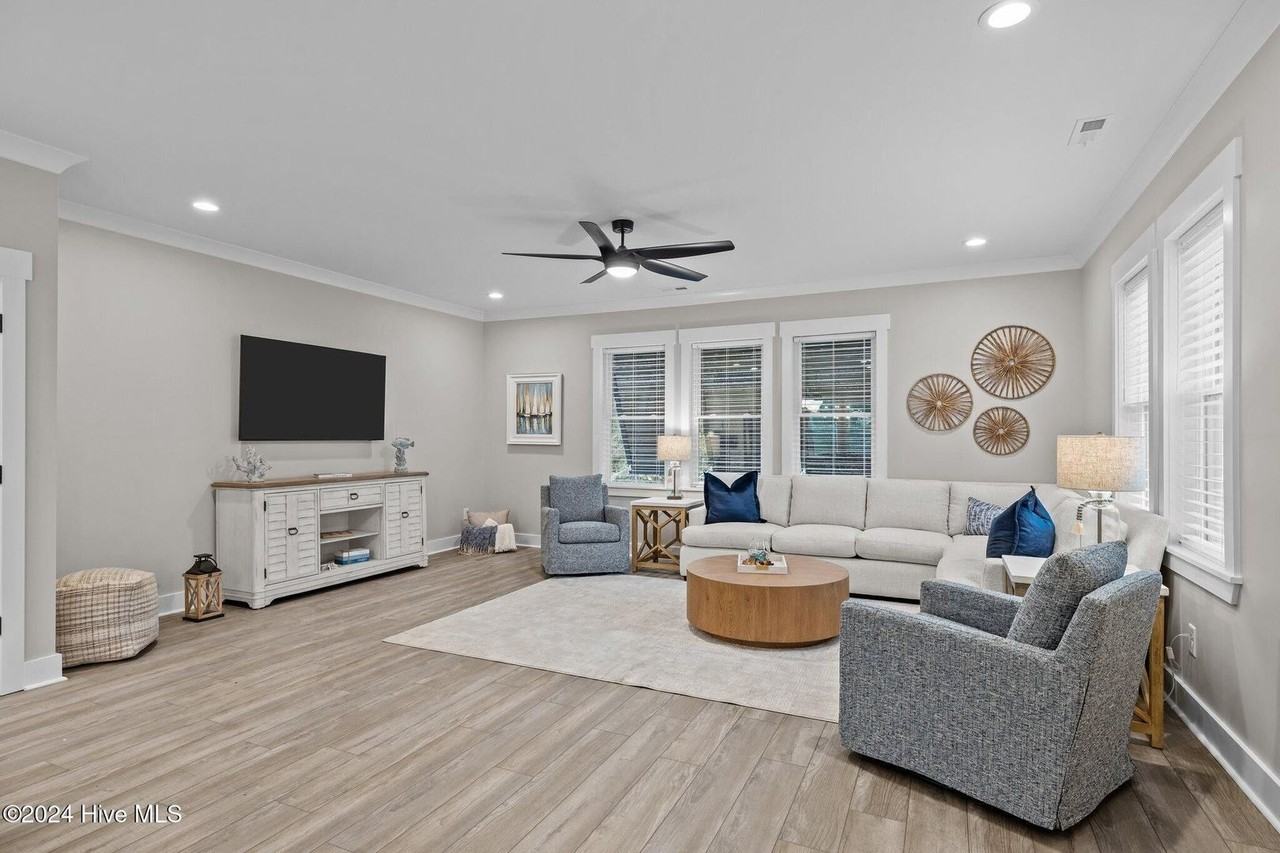 331 Live Oak St - Photo 3 of 35