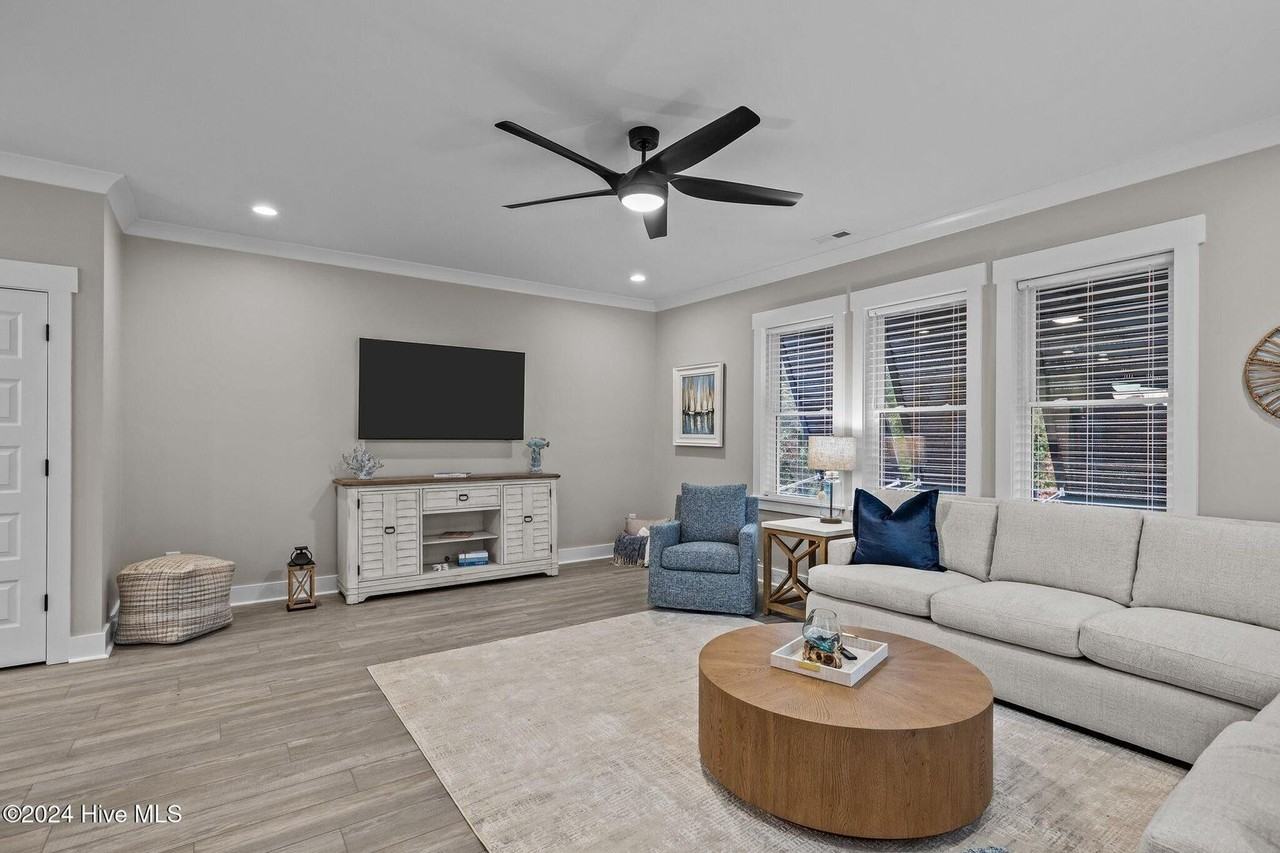 331 Live Oak St - Photo 4 of 35