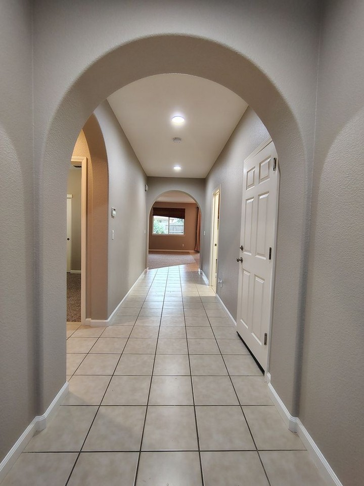 880 Raccoon Valley Dr - Photo 4 of 43
