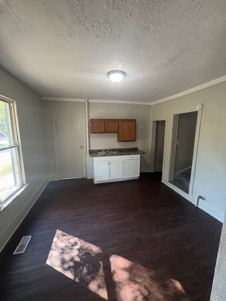 1026 E Kansas St - Photo 6 of 15