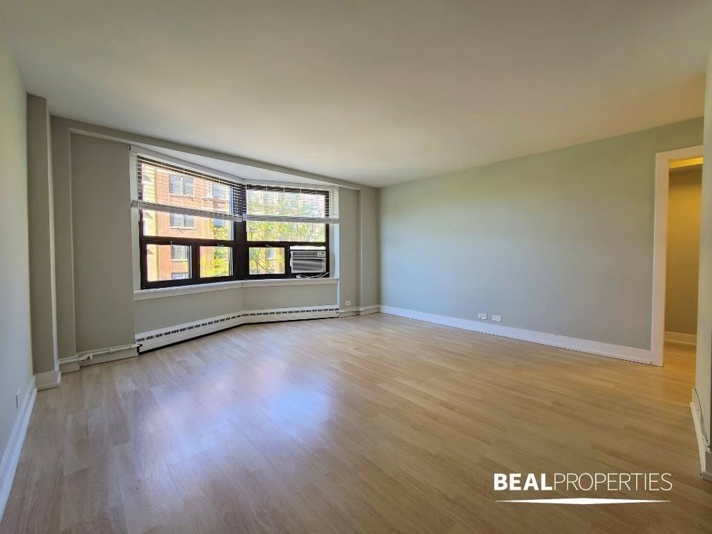 441 West Wellington Avenue - Photo 4 of 10