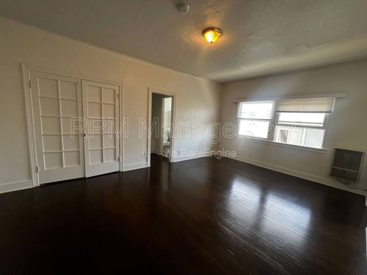 1740 Winona Blvd #208