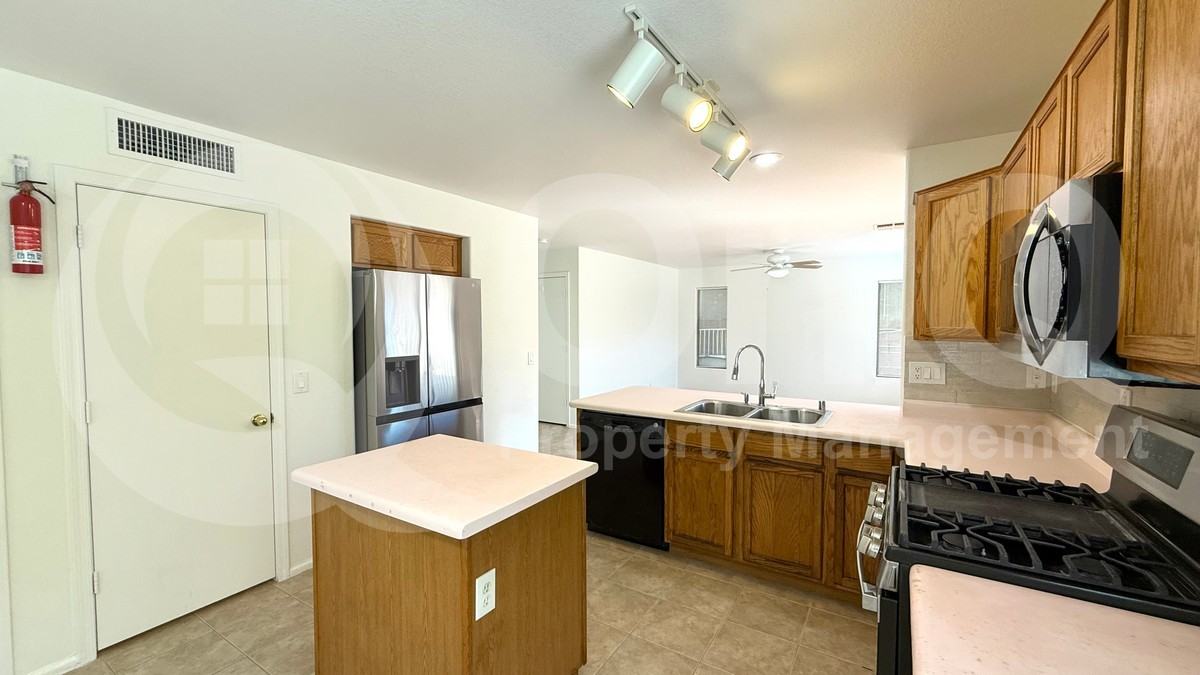 12609 W Colter St - Photo 3 of 23