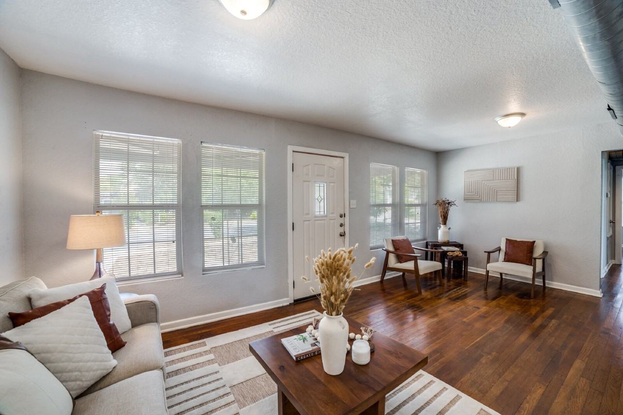 114 Oxford Dr - Photo 2 of 12