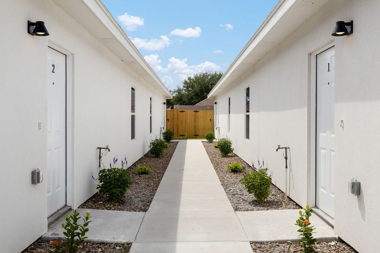 404 N Alexandrite Ave #2 - Photo 4 of 17