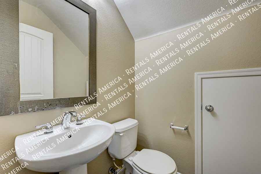 3763 Van Ness Avenue - Photo 7 of 19