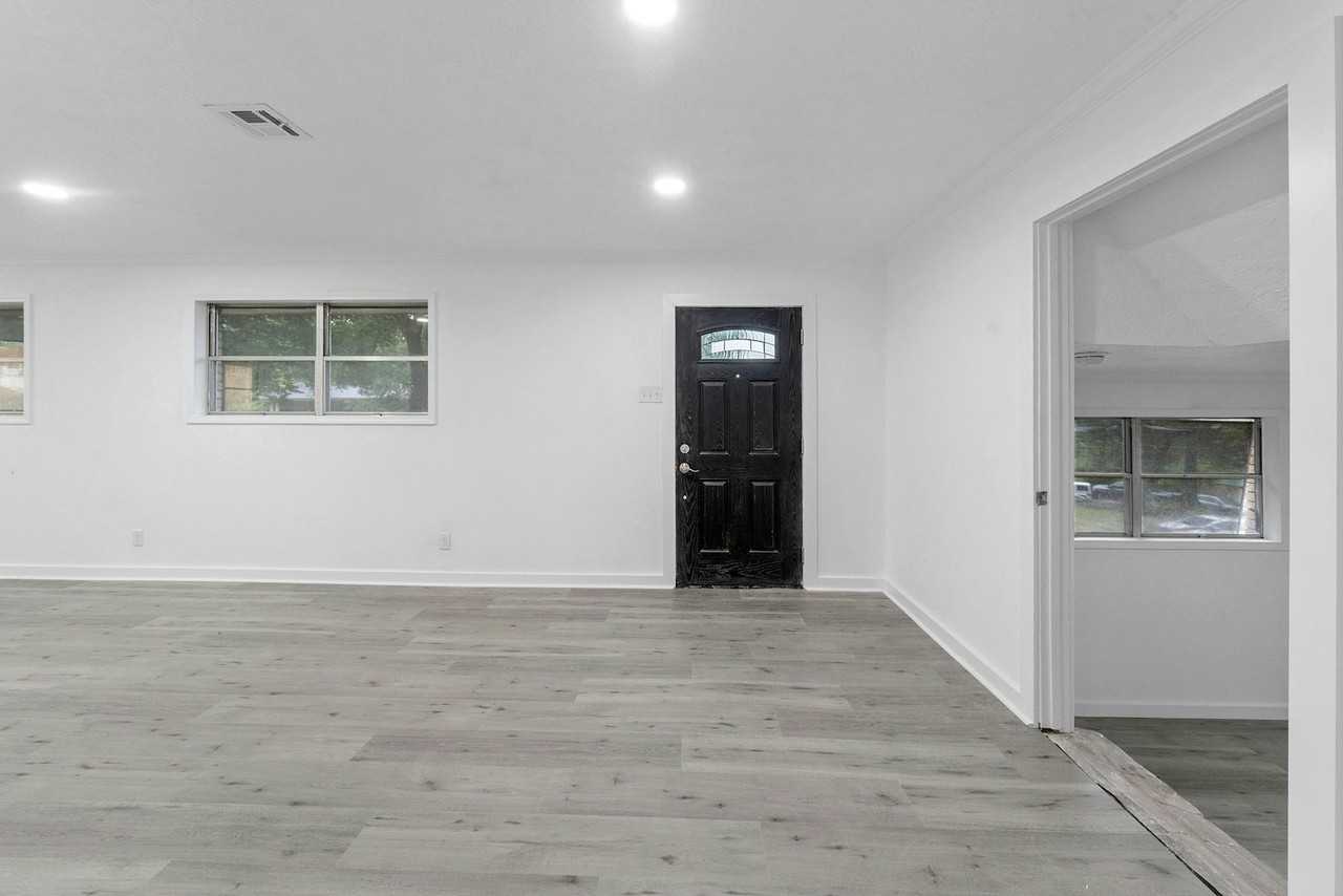 1911 Avenue O - Photo 6 of 20