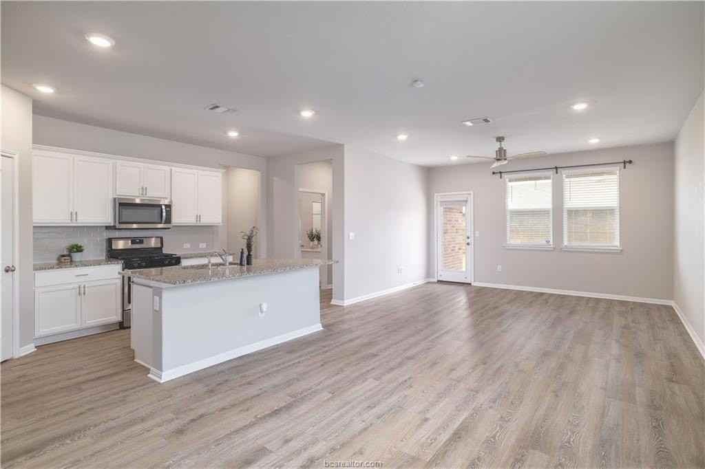 445 Shiner Ln - Photo 5 of 35