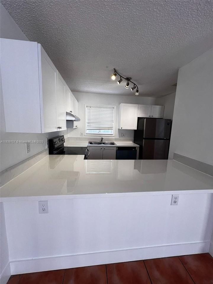 6215 Kendale Lakes Cir #272 - Photo 3 of 17