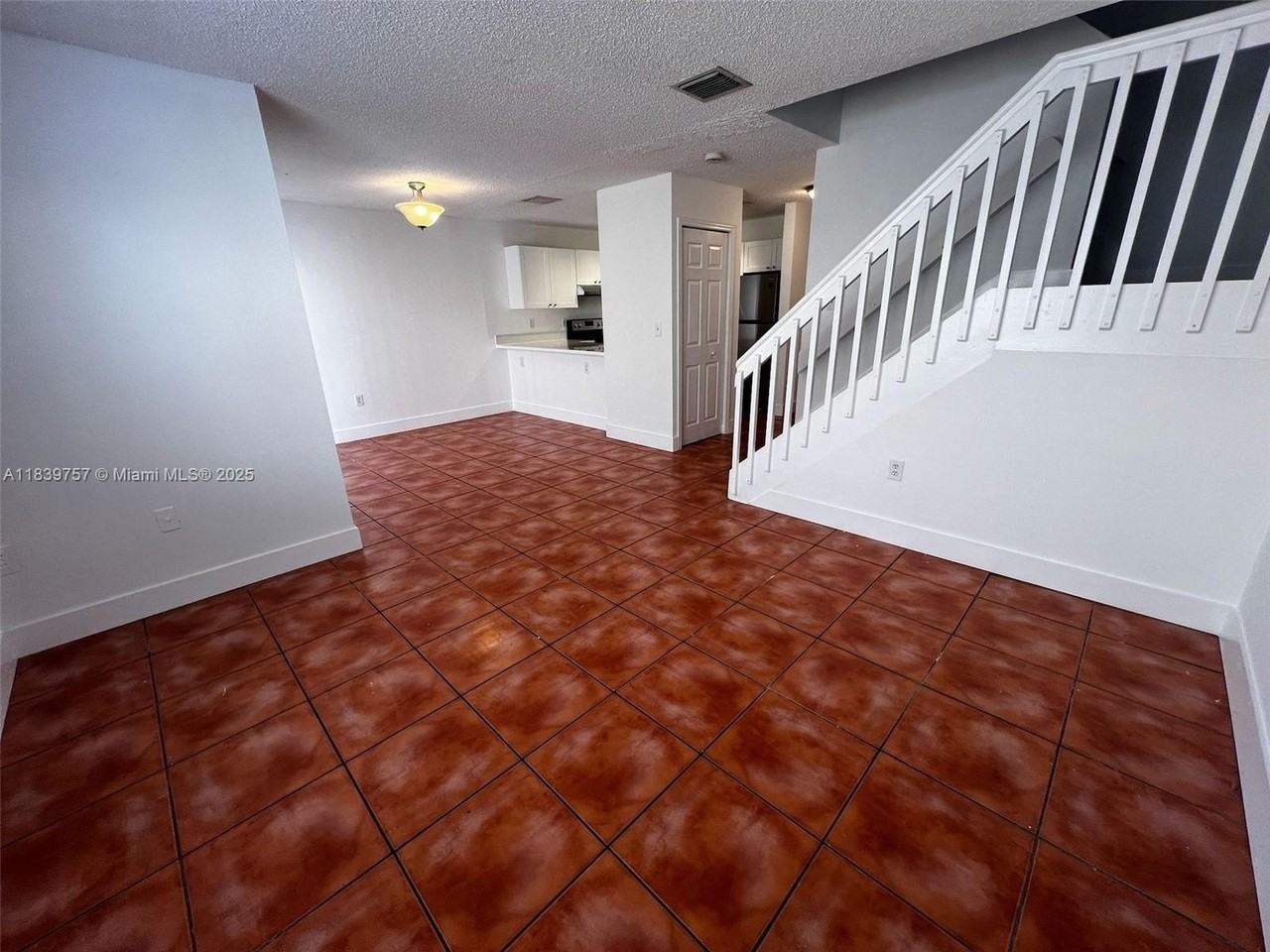 6215 Kendale Lakes Cir #272 - Photo 4 of 17