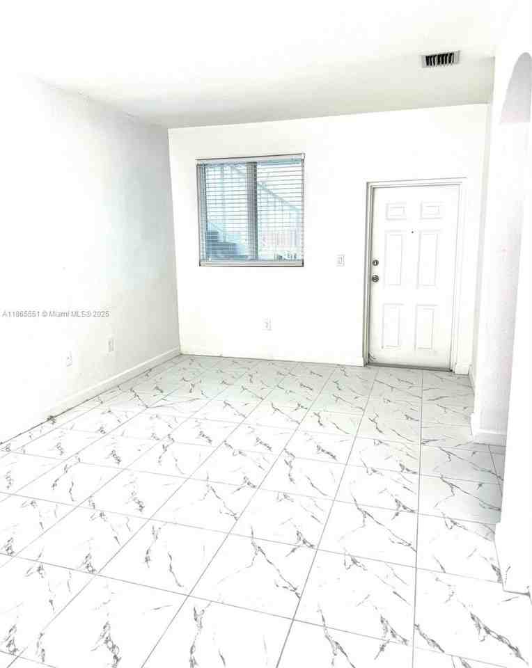 2925 Se 16th Ave #100 - Photo 6 of 27