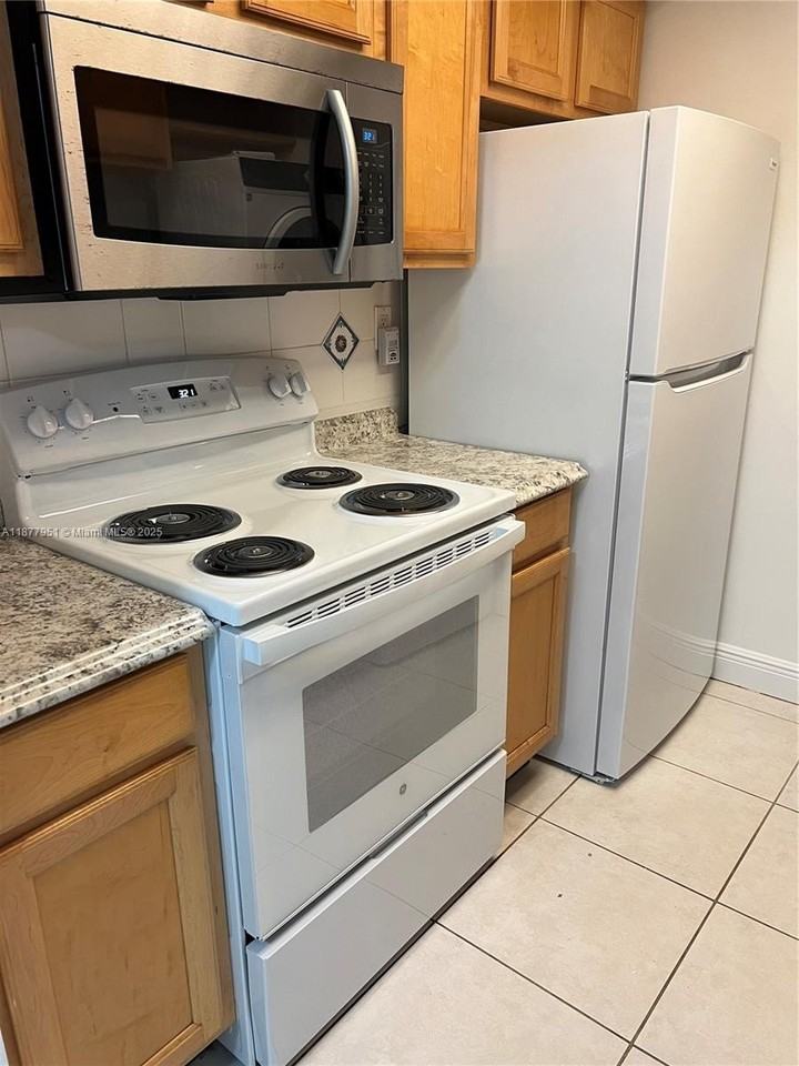 9472 Sw 77th Ave #P3 - Photo 4 of 6