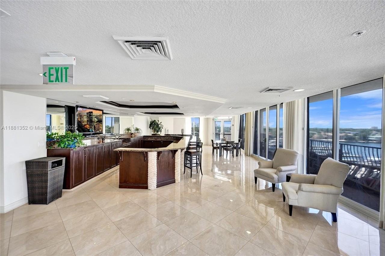 100 S Birch Rd #906B - Photo 5 of 50