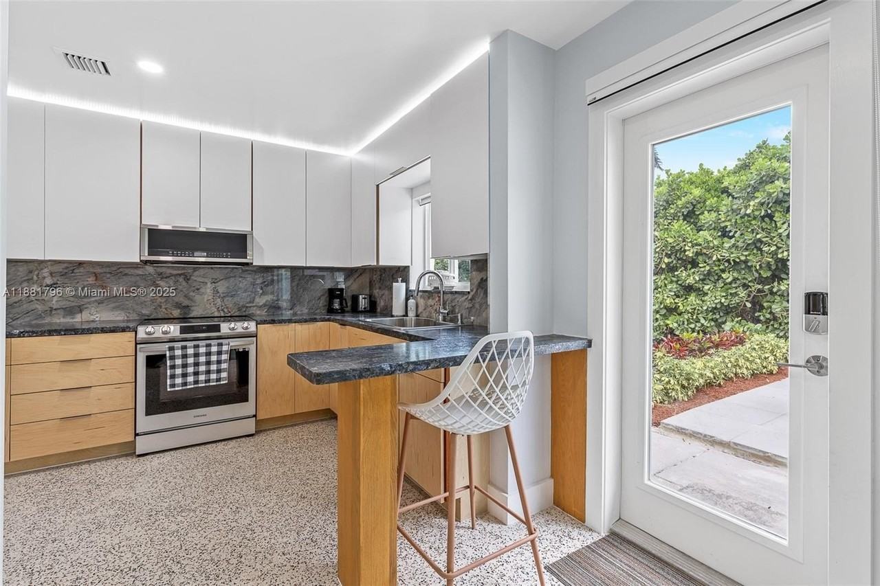 340 Bamboo Rd - Photo 5 of 50