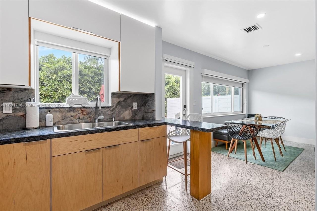 340 Bamboo Rd - Photo 6 of 50