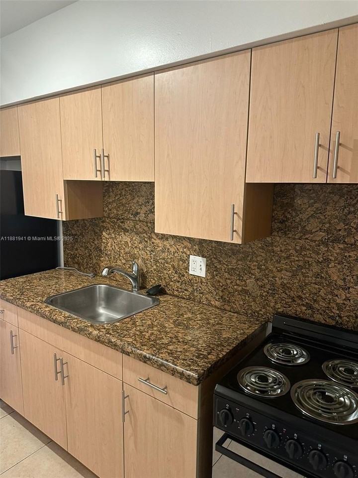 12605 Ne 13th Ave #3 - Photo 3 of 6