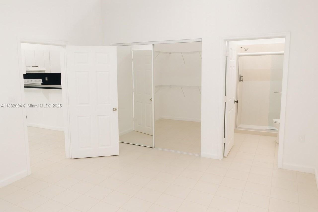 2516 Lincoln St - Photo 3 of 9